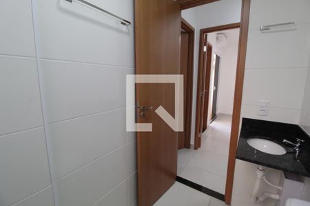 Banheiro Social de apartamento para alugar com 2 quartos, 45m² em Laranjeiras, Uberlândia