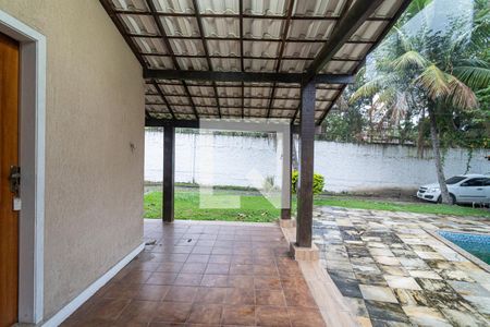 Sala de casa de condomínio à venda com 3 quartos, 150m² em Itaipu, Niterói