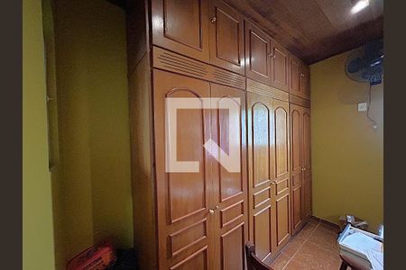 Closet da suite 1 de casa para alugar com 3 quartos, 400m² em Marechal Hermes, Rio de Janeiro