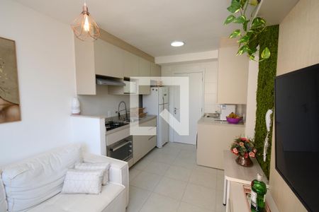 Sala/Cozinha de apartamento para alugar com 2 quartos, 38m² em Jardim Itacolomi, São Paulo