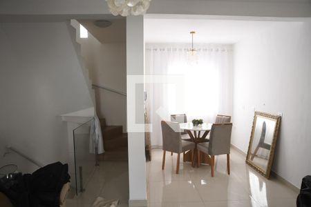 Sala de casa de condomínio para alugar com 2 quartos, 110m² em Jardim Pioneira, Cotia