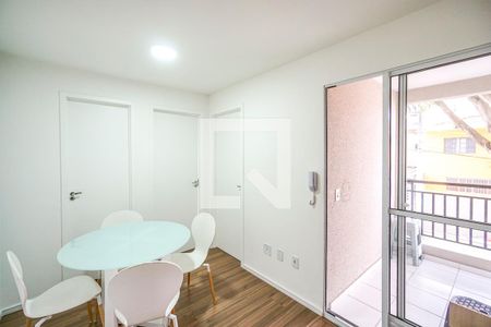 Sala e cozinha de apartamento para alugar com 2 quartos, 28m² em Vila Esperança, São Paulo