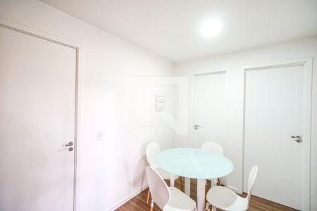 Sala e cozinha de apartamento para alugar com 2 quartos, 28m² em Vila Esperança, São Paulo