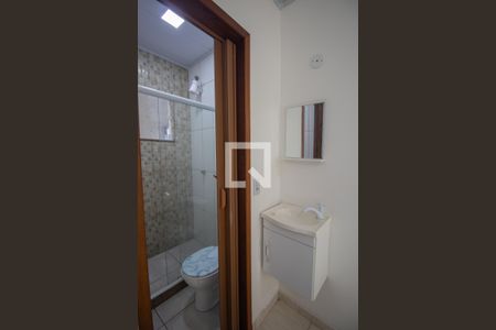 Banheiro de kitnet/studio para alugar com 1 quarto, 18m² em Itaúna, São Gonçalo