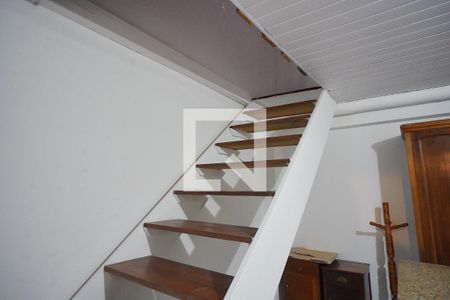 Escada para quarto de kitnet/studio para alugar com 1 quarto, 48m² em Campeche, Florianópolis
