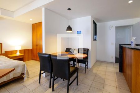 Sala de apartamento para alugar com 2 quartos, 80m² em Barra da Tijuca, Rio de Janeiro