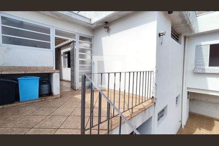 Casa à venda com 300m², 3 quartos e 3 vagas Casa à venda com 300m², 3 quartos e 3 vagasQuintal - Escada