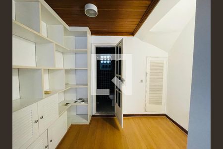 Sala de casa à venda com 2 quartos, 136m² em Cosme Velho, Rio de Janeiro