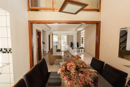 Sala de casa à venda com 3 quartos, 400m² em Jardim Riacho das Pedras, Contagem