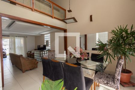 Sala de casa à venda com 3 quartos, 400m² em Jardim Riacho das Pedras, Contagem