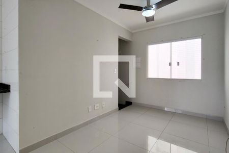 Sala de casa de condomínio para alugar com 2 quartos, 50m² em Guilhermina, Praia Grande