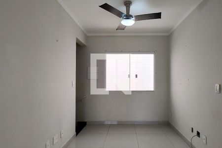 Sala de casa de condomínio para alugar com 2 quartos, 50m² em Guilhermina, Praia Grande