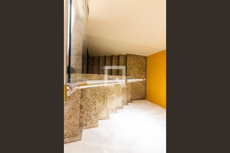 Casa à venda com 230m², 5 quartos e 2 vagas Casa à venda com 230m², 5 quartos e 2 vagasEscada