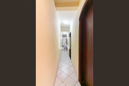 Casa à venda com 230m², 5 quartos e 2 vagas Casa à venda com 230m², 5 quartos e 2 vagasCorredor