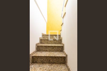 Casa à venda com 230m², 5 quartos e 2 vagas Casa à venda com 230m², 5 quartos e 2 vagasEscada