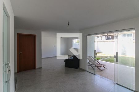 Sala de casa de condomínio à venda com 4 quartos, 193m² em Vargem Pequena, Rio de Janeiro