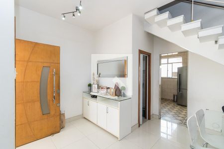 Casa frente - Sala de casa à venda com 5 quartos, 180m² em Olaria, Rio de Janeiro