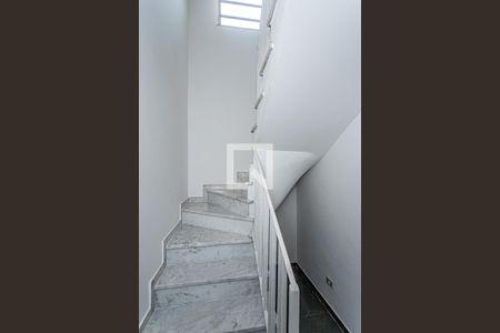 Escada de casa para alugar com 2 quartos, 120m² em Vila Zat, São Paulo