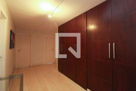 Apartamento à venda com 235m², 4 quartos e 1 vaga Apartamento à venda com 235m², 4 quartos e 1 vagaCorredor de acesso