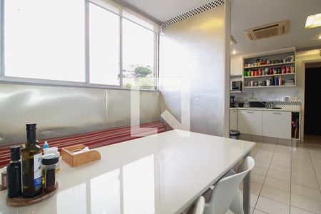 Apartamento à venda com 235m², 4 quartos e 1 vaga Apartamento à venda com 235m², 4 quartos e 1 vagaCopa