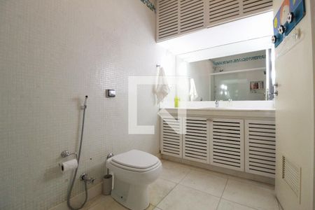 Apartamento à venda com 235m², 4 quartos e 1 vaga Apartamento à venda com 235m², 4 quartos e 1 vagaBanheiro da Suíte 2