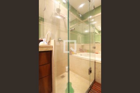 Apartamento à venda com 235m², 4 quartos e 1 vaga Apartamento à venda com 235m², 4 quartos e 1 vagaBanheiro da Suíte 1 - box