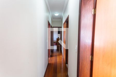 Corredor de apartamento para alugar com 3 quartos, 90m² em Sagrada Família, Belo Horizonte