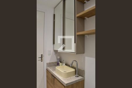 Banheiro de apartamento para alugar com 1 quarto, 33m² em Capão Raso, Curitiba