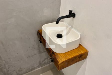 Banheiro de kitnet/studio para alugar com 1 quarto, 25m² em Santa Teresa, Rio de Janeiro