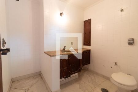 Casa para alugar com 570m², 4 quartos e 4 vagas Casa para alugar com 570m², 4 quartos e 4 vagasBanheiro da Suíte 1