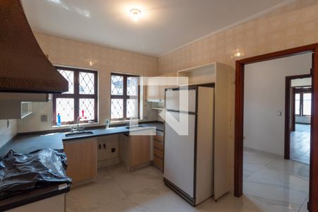 Casa para alugar com 570m², 4 quartos e 4 vagas Casa para alugar com 570m², 4 quartos e 4 vagasCozinha 1