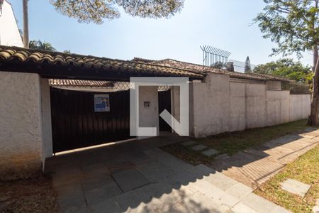 Casa para alugar com 570m², 4 quartos e 4 vagas Casa para alugar com 570m², 4 quartos e 4 vagasFachada