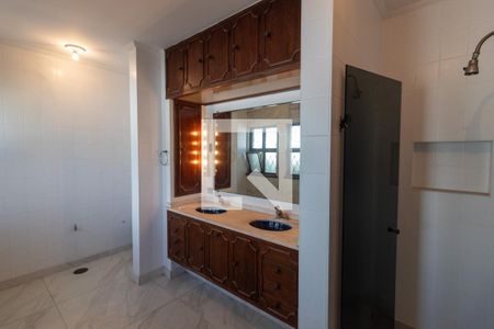 Casa para alugar com 570m², 4 quartos e 4 vagas Casa para alugar com 570m², 4 quartos e 4 vagasBanheiro da Suíte 3