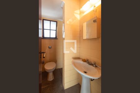 Casa para alugar com 570m², 4 quartos e 4 vagas Casa para alugar com 570m², 4 quartos e 4 vagasBanheiro de Serviço 1