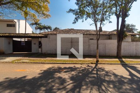 Casa para alugar com 570m², 4 quartos e 4 vagas Casa para alugar com 570m², 4 quartos e 4 vagasFachada