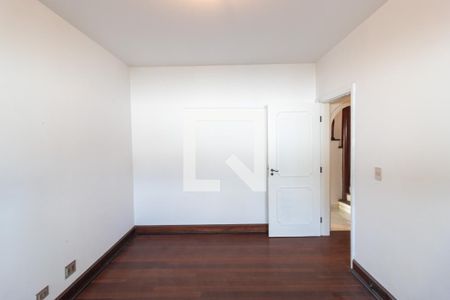 Casa para alugar com 570m², 4 quartos e 4 vagas Casa para alugar com 570m², 4 quartos e 4 vagasQuarto 4