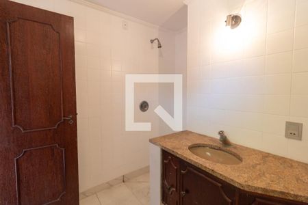 Casa para alugar com 570m², 4 quartos e 4 vagas Casa para alugar com 570m², 4 quartos e 4 vagasBanheiro da Suíte 1