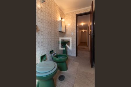 Casa para alugar com 570m², 4 quartos e 4 vagas Casa para alugar com 570m², 4 quartos e 4 vagasBanheiro de Serviço 2