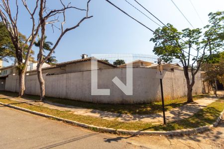 Casa para alugar com 570m², 4 quartos e 4 vagas Casa para alugar com 570m², 4 quartos e 4 vagasFachada