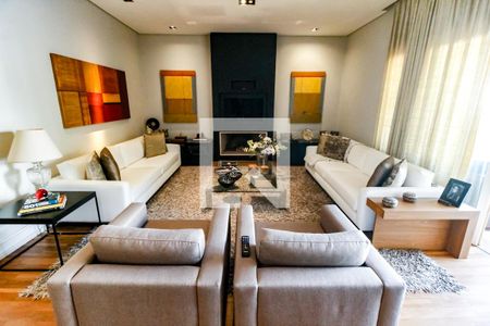 Sala 1 de casa para alugar com 3 quartos, 656m² em Vila Tramontano, São Paulo