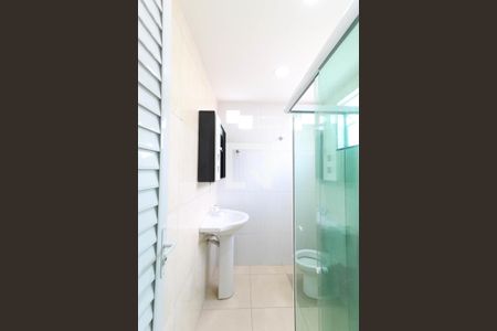 Banheiro da Suíte de casa de condomínio para alugar com 1 quarto, 55m² em Del Castilho, Rio de Janeiro