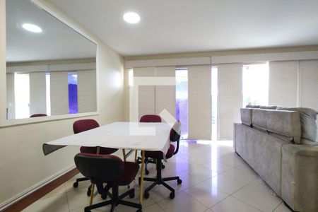 Sala de casa de condomínio para alugar com 4 quartos, 250m² em Anil, Rio de Janeiro