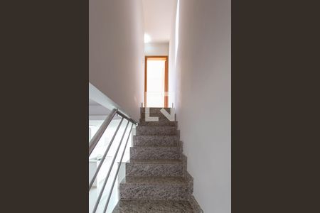 Escada de casa para alugar com 2 quartos, 70m² em Itapoã, Belo Horizonte