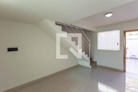 Sala de casa para alugar com 2 quartos, 70m² em Itapoã, Belo Horizonte