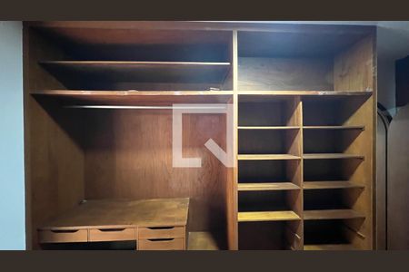 Casa à venda com 929m², 4 quartos e 4 vagas Casa à venda com 929m², 4 quartos e 4 vagasCloset da suíte 1