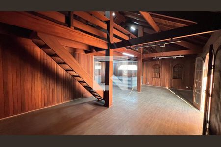 Casa à venda com 929m², 4 quartos e 4 vagas Casa à venda com 929m², 4 quartos e 4 vagasSótão