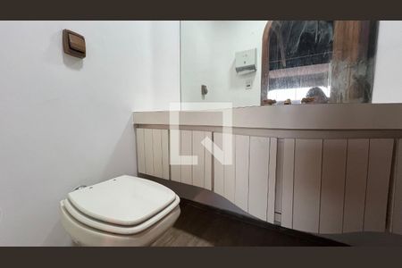 Casa à venda com 929m², 4 quartos e 4 vagas Casa à venda com 929m², 4 quartos e 4 vagasLavabo do sótão