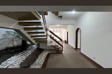 Casa à venda com 929m², 4 quartos e 4 vagas Casa à venda com 929m², 4 quartos e 4 vagasEscada