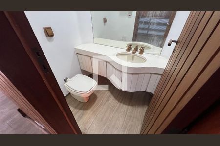 Casa à venda com 929m², 4 quartos e 4 vagas Casa à venda com 929m², 4 quartos e 4 vagasLavabo do sótão