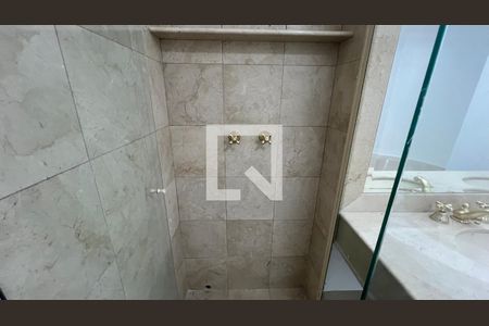 Casa à venda com 929m², 4 quartos e 4 vagas Casa à venda com 929m², 4 quartos e 4 vagasBanheiro da Suíte 1